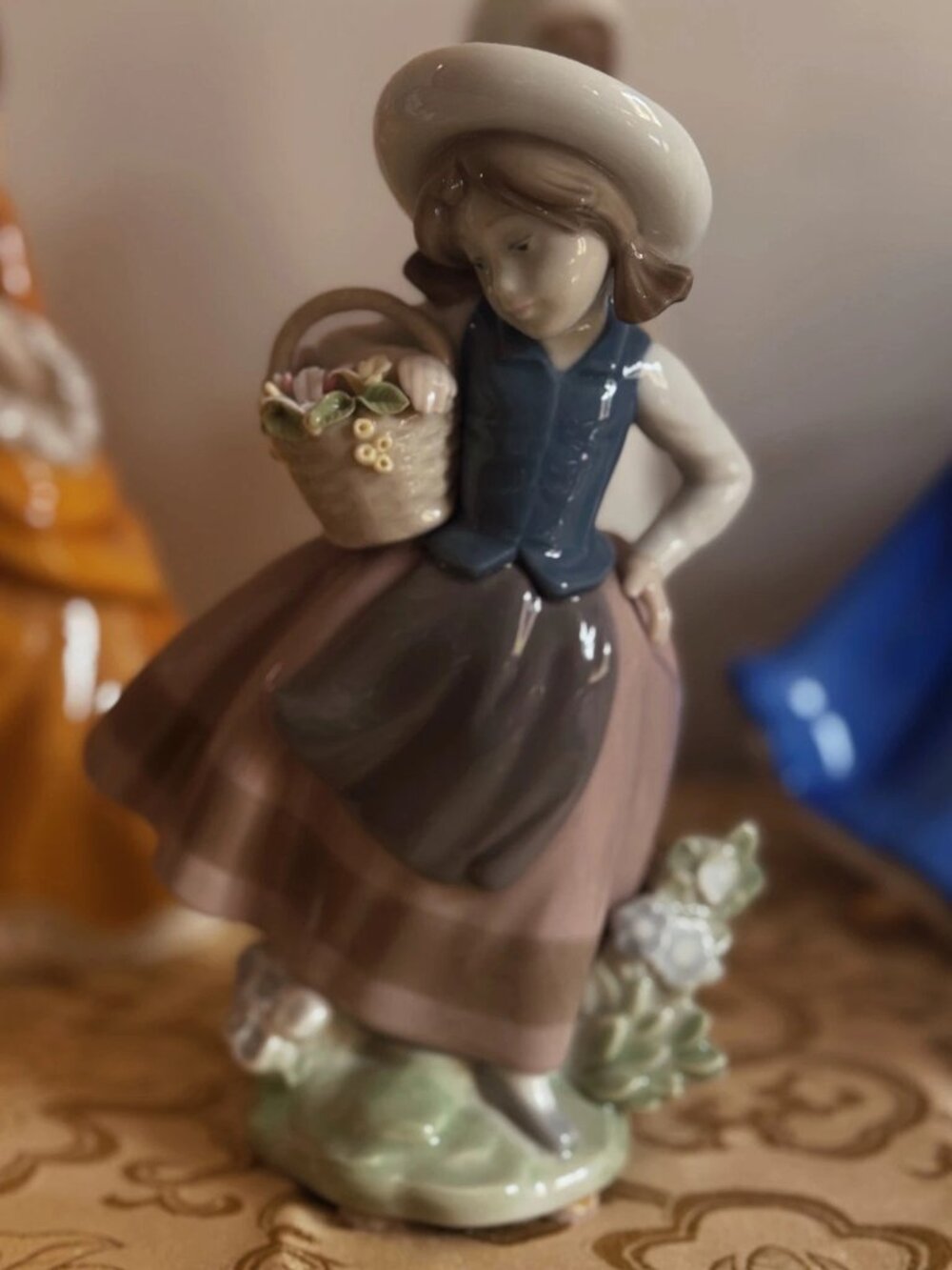 Lladro Sweet Scent #5221 Girl Figurine